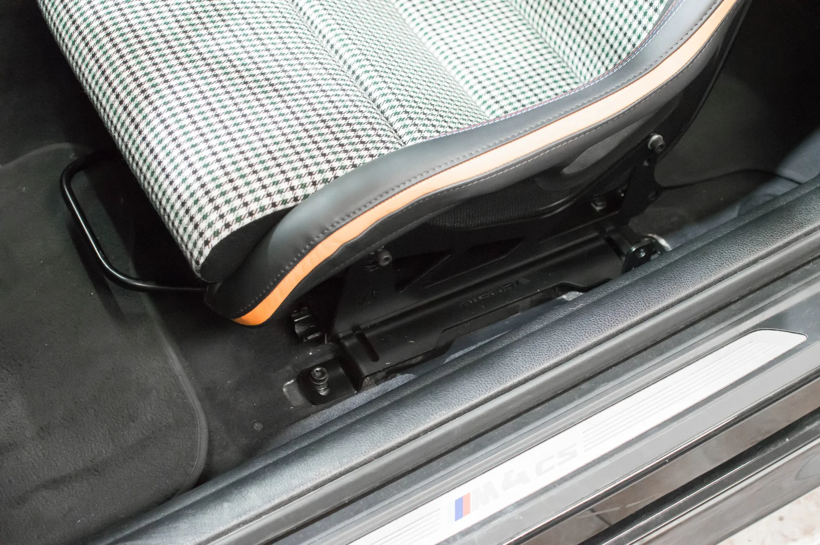 BMW M4 F80 seat bracket – Bracket + lateral support (for side mount) - Imagen 8