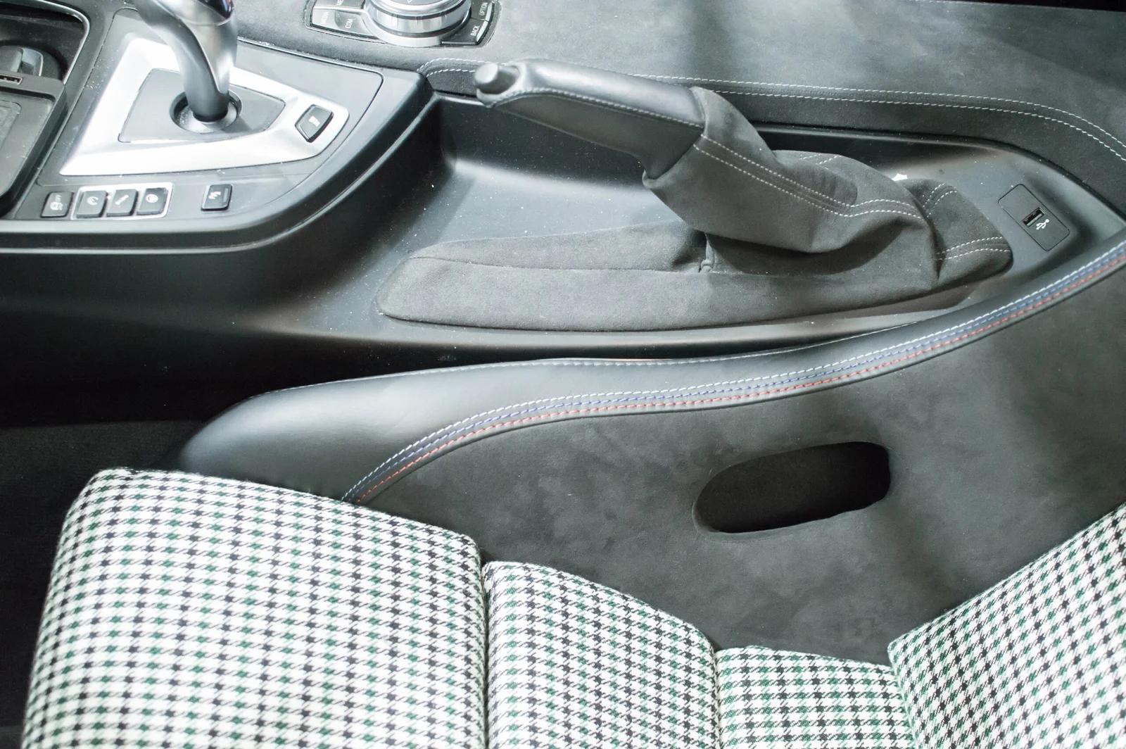 BMW M4 F80 seat bracket – Bracket + lateral support (for side mount) - Imagen 9